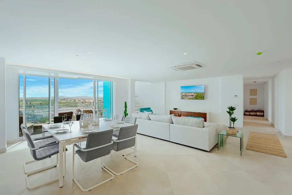A360.E62- Luxury 3BR Suite with Terrace Near Eagle Beach