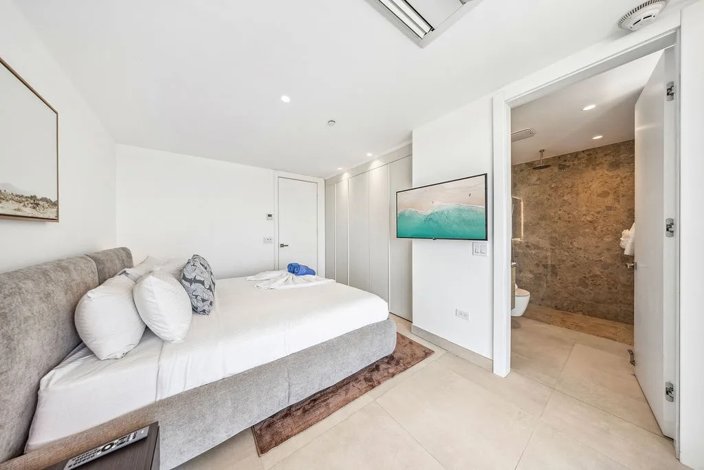 A360.W42 - Elegant 4BR Retreat | Steps to Eagle Beach
