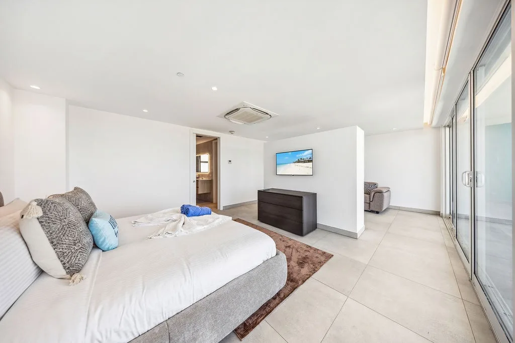 A360.W42 - Elegant 4BR Retreat | Steps to Eagle Beach