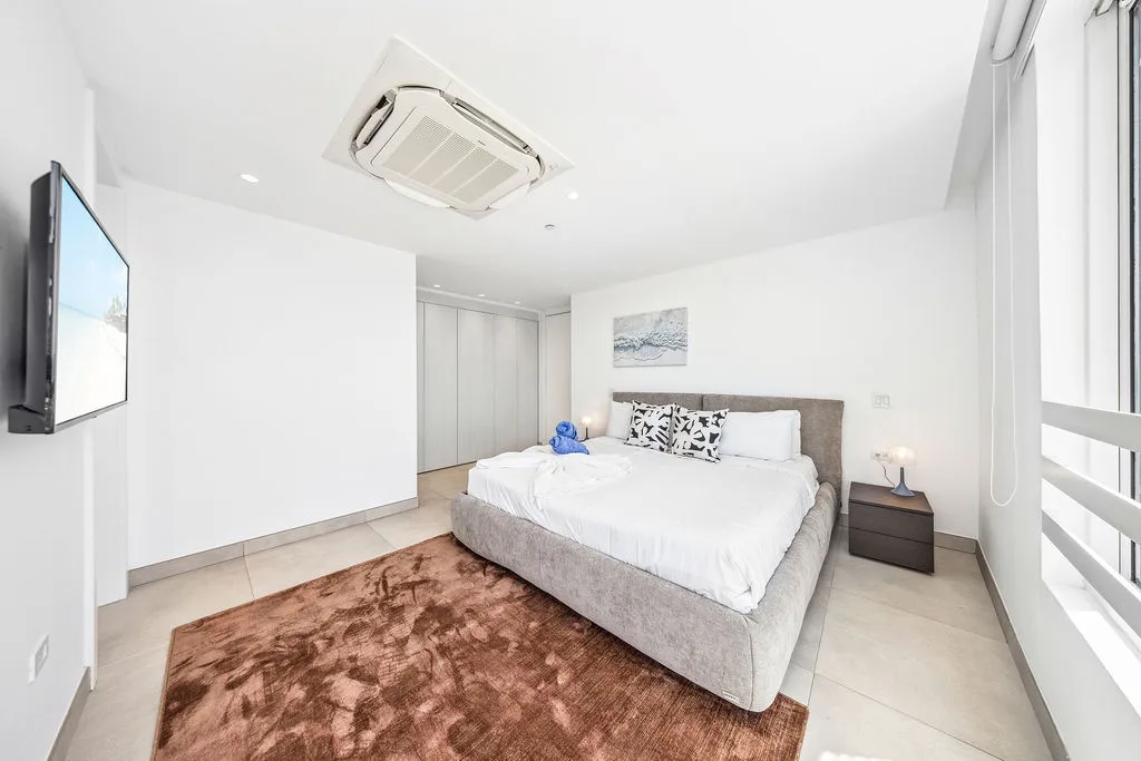 A360.W42 - Elegant 4BR Retreat | Steps to Eagle Beach