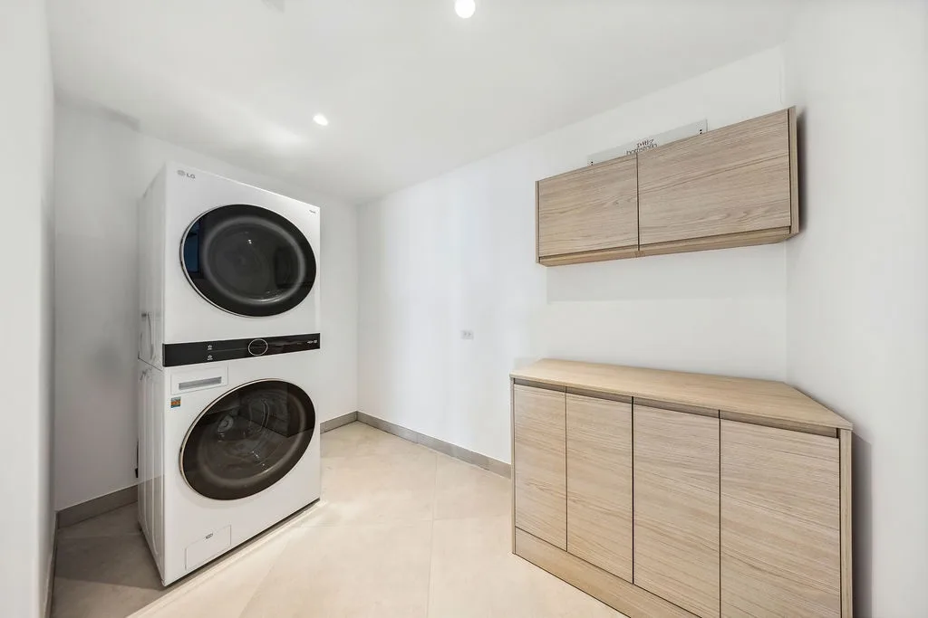 A360.W42 - Elegant 4BR Retreat | Steps to Eagle Beach