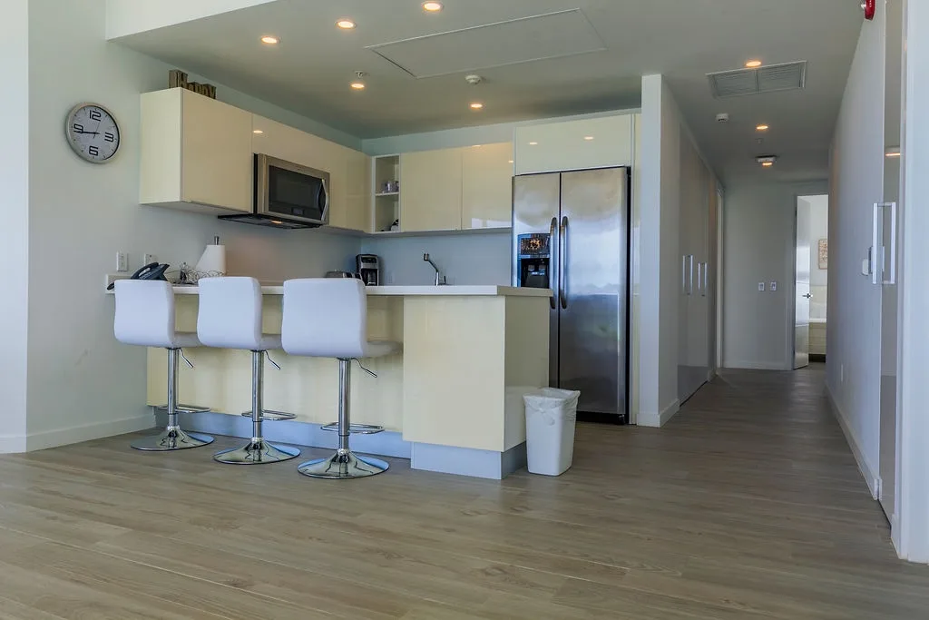 3BS-Blue331 - White Modern Getaway - Oceanfront Condo Blue-331