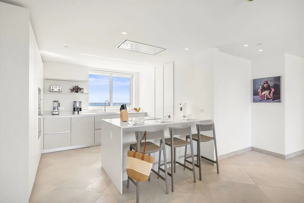 A360.E51 - Luxury 3BR Condo Steps to Eagle Beach
