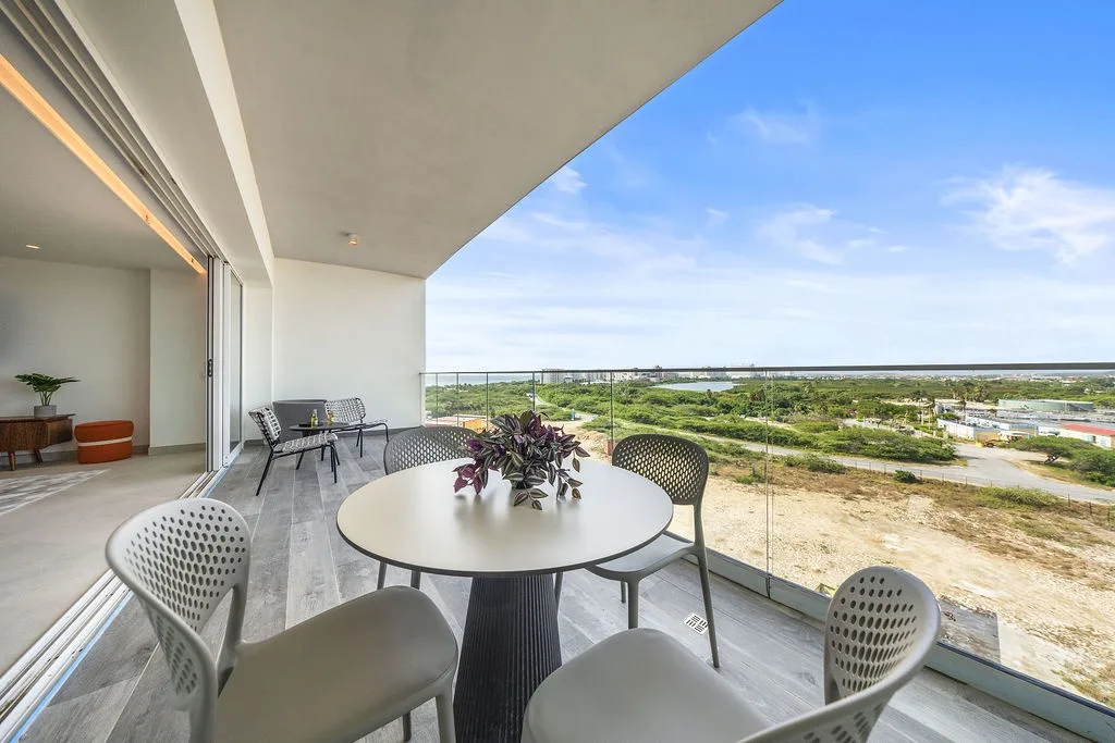 A360.E51 - Luxury 3BR Condo Steps to Eagle Beach