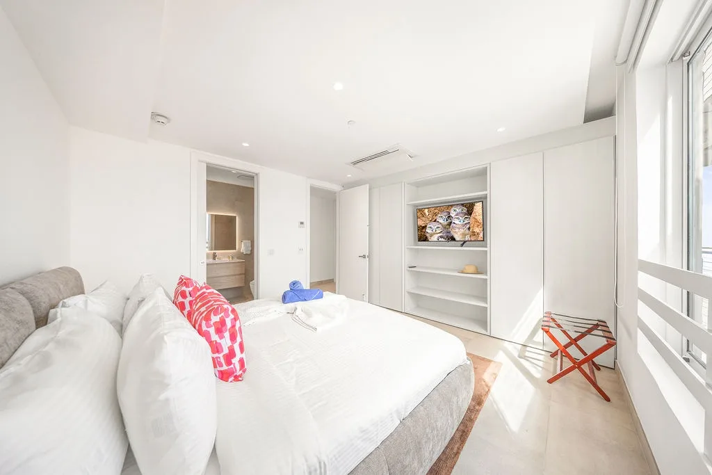 A360.E51 - Luxury 3BR Condo Steps to Eagle Beach