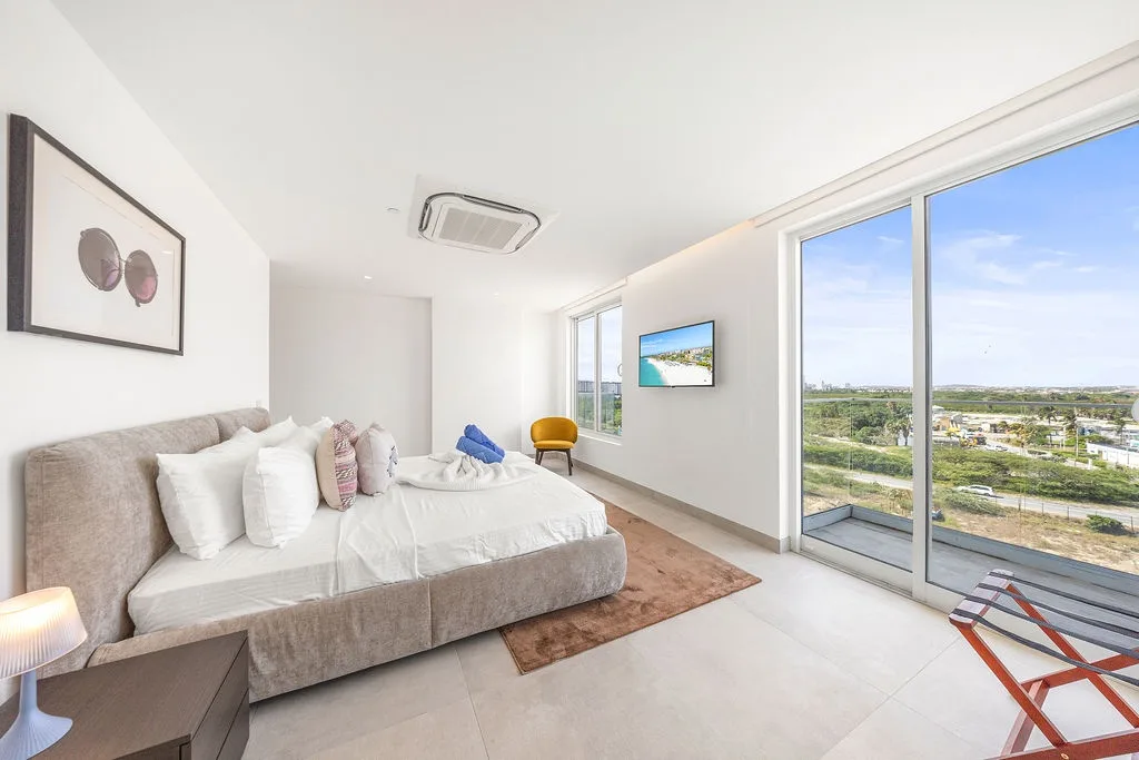 A360.E51 - Luxury 3BR Condo Steps to Eagle Beach