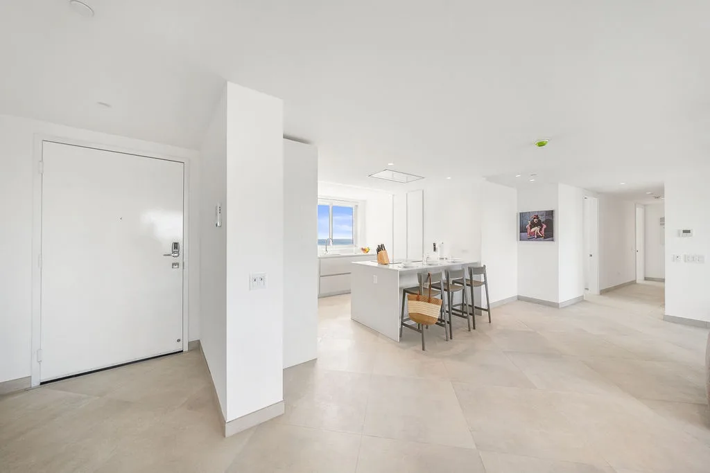 A360.E51 - Luxury 3BR Condo Steps to Eagle Beach