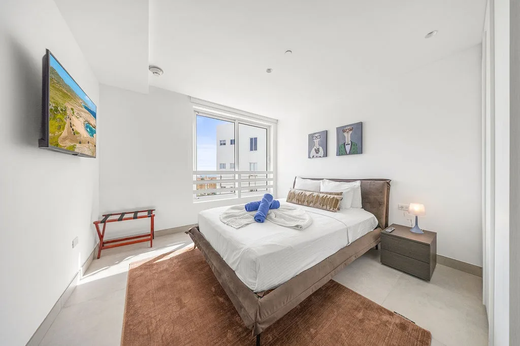 A360.E51 - Luxury 3BR Condo Steps to Eagle Beach