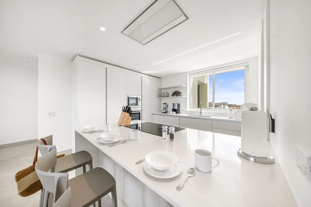 A360.E51 - Luxury 3BR Condo Steps to Eagle Beach