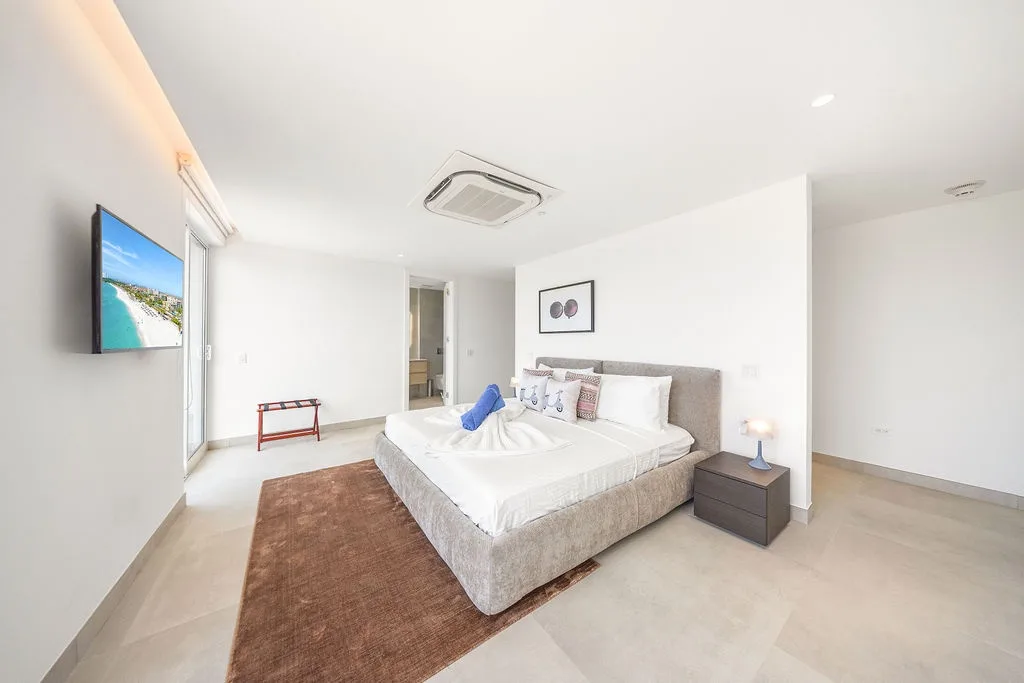 A360.E51 - Luxury 3BR Condo Steps to Eagle Beach