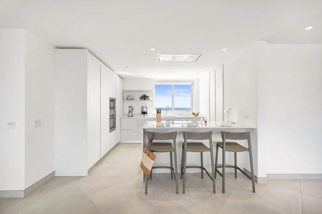 A360.E51 - Luxury 3BR Condo Steps to Eagle Beach