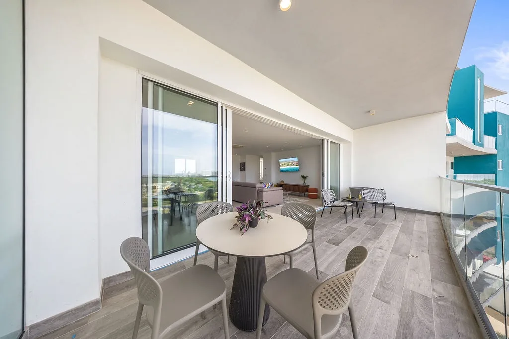 A360.E51 - Luxury 3BR Condo Steps to Eagle Beach