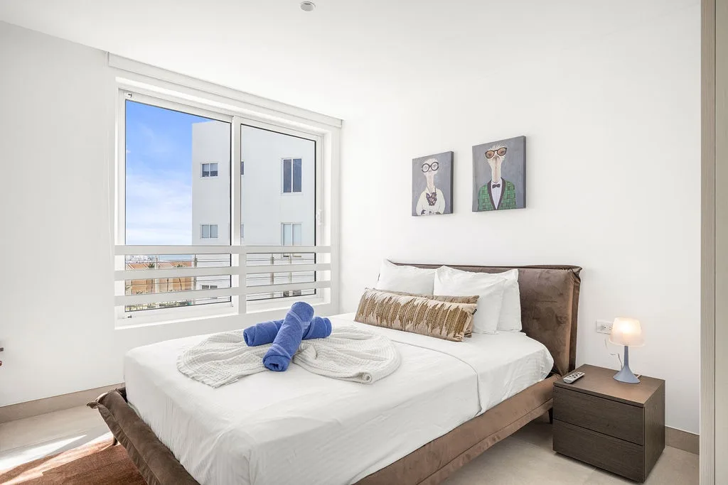 A360.E51 - Luxury 3BR Condo Steps to Eagle Beach