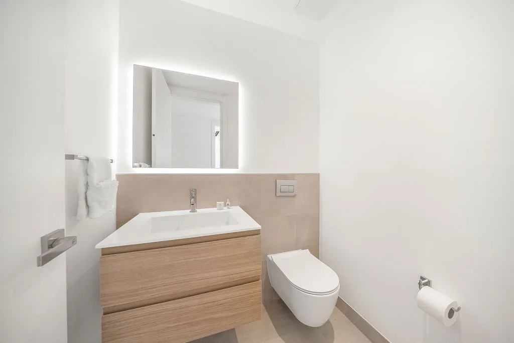 A360.E51 - Luxury 3BR Condo Steps to Eagle Beach