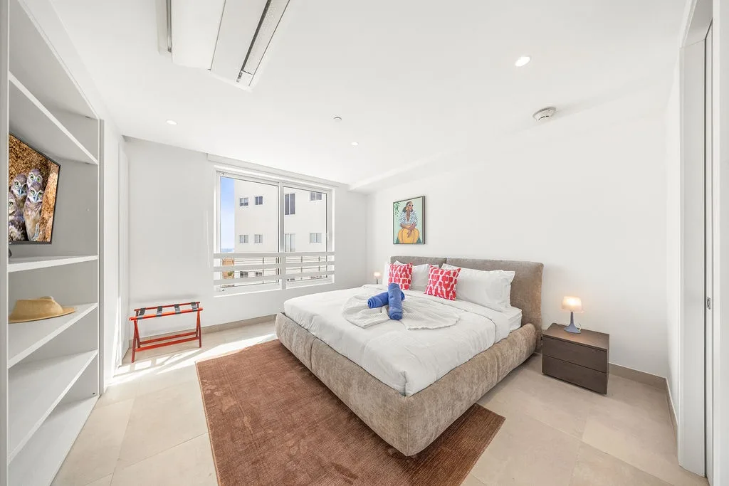 A360.E51 - Luxury 3BR Condo Steps to Eagle Beach