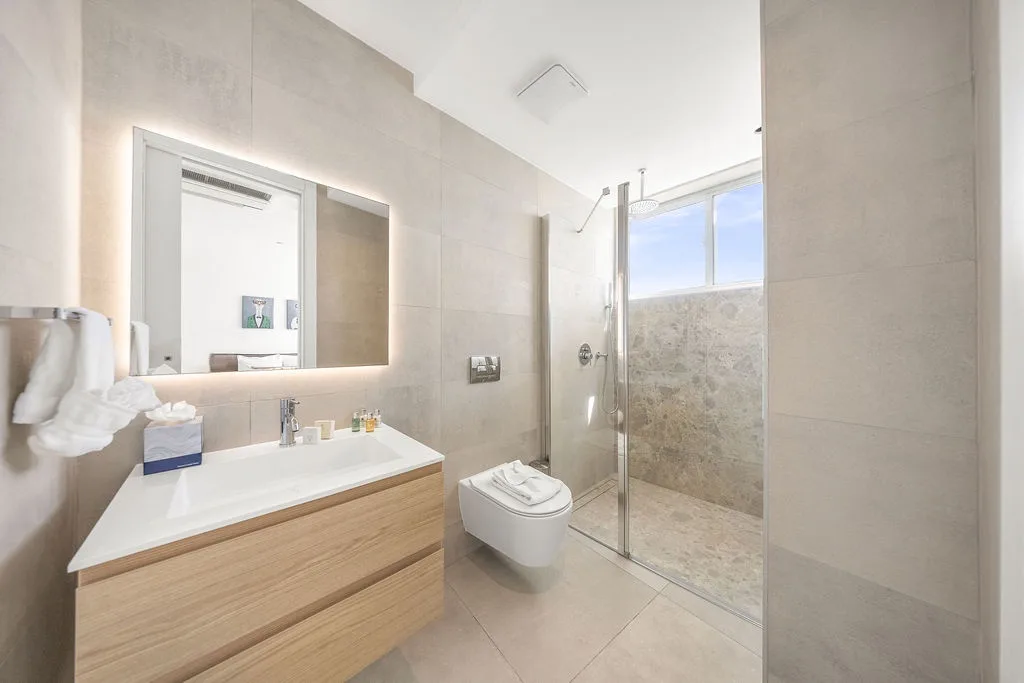 A360.E51 - Luxury 3BR Condo Steps to Eagle Beach