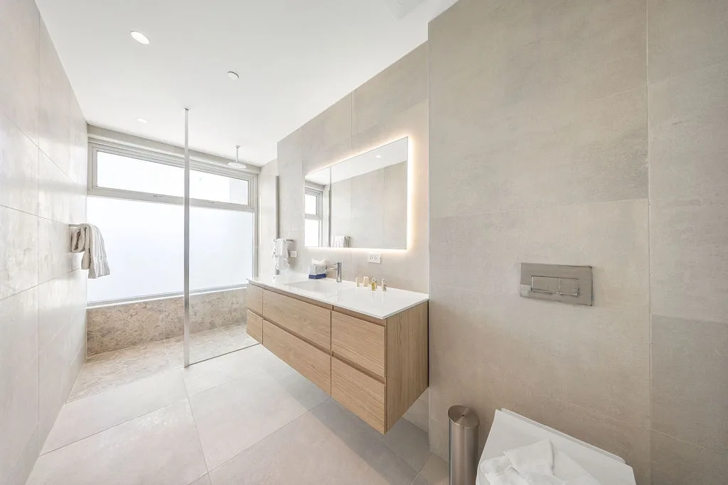 A360.E51 - Luxury 3BR Condo Steps to Eagle Beach