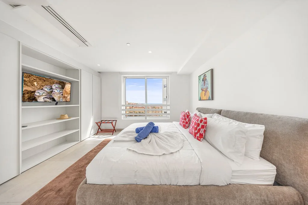 A360.E51 - Luxury 3BR Condo Steps to Eagle Beach