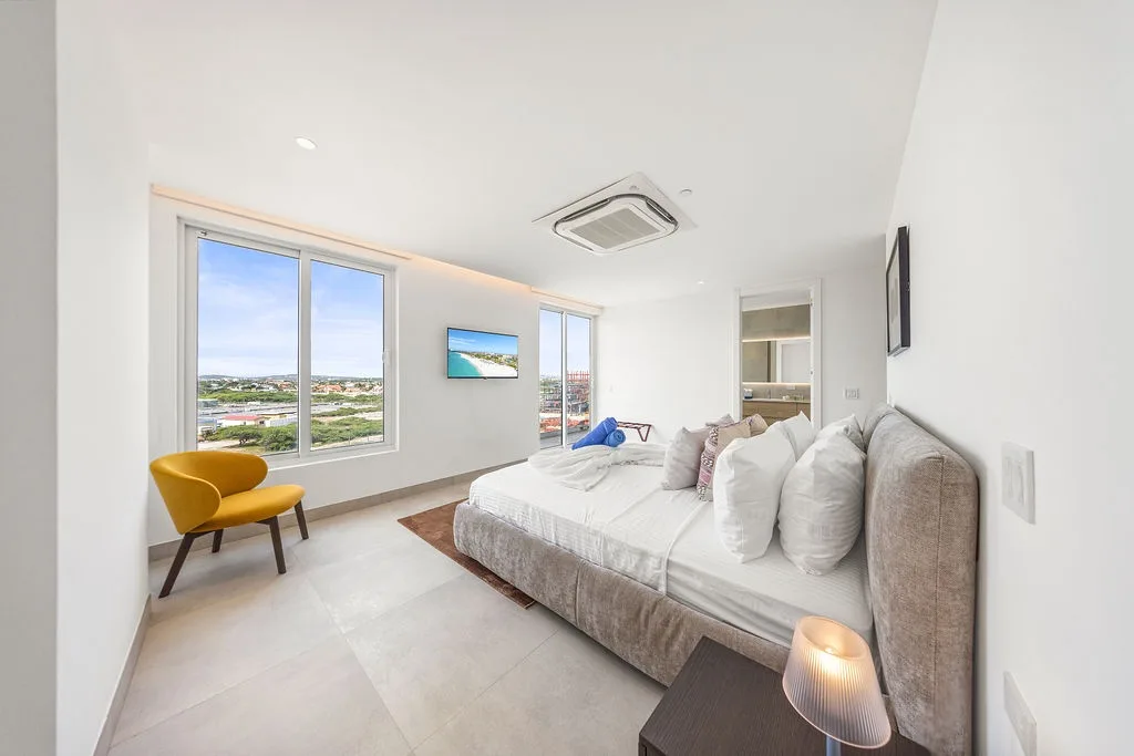 A360.E51 - Luxury 3BR Condo Steps to Eagle Beach