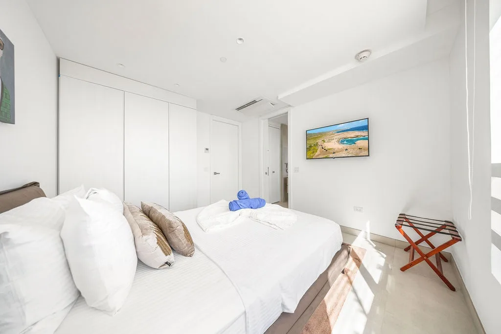A360.E51 - Luxury 3BR Condo Steps to Eagle Beach