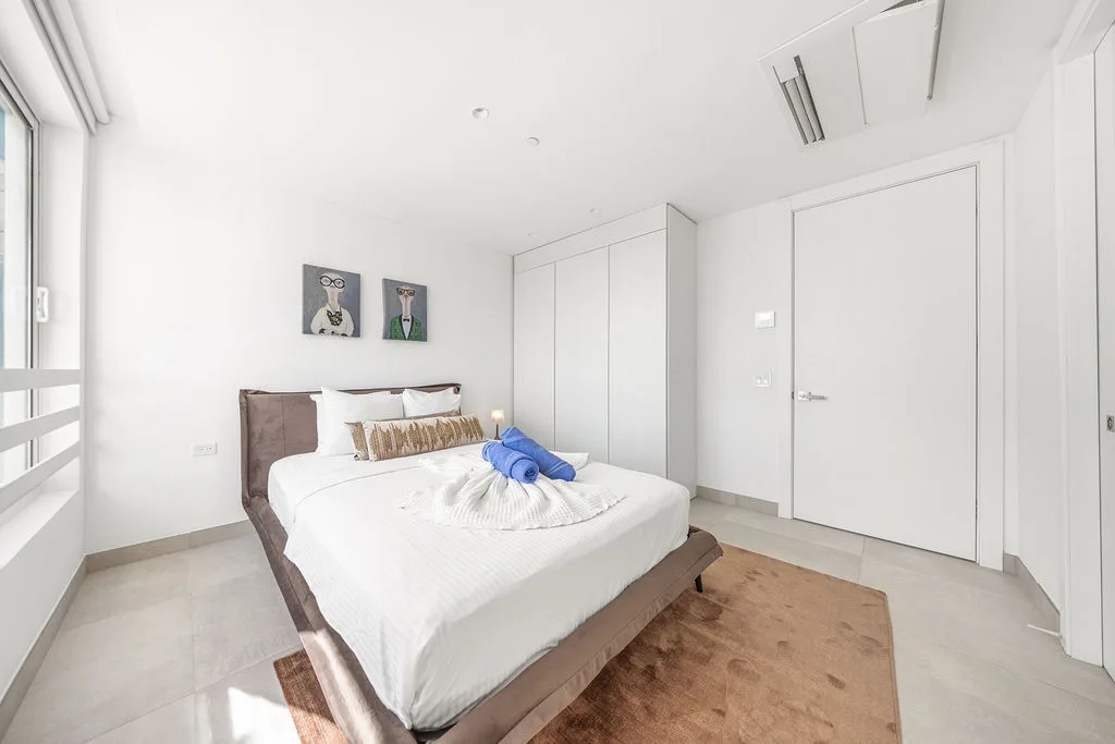 A360.E51 - Luxury 3BR Condo Steps to Eagle Beach