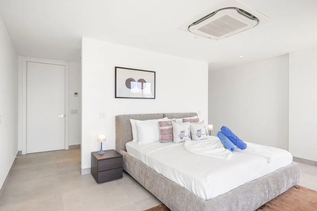 A360.E51 - Luxury 3BR Condo Steps to Eagle Beach