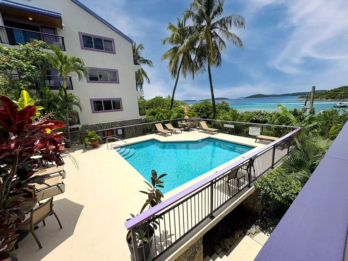 Zona común: Una piscina al aire libre mira al mar, con asientos de descanso alrededor de la terraza.