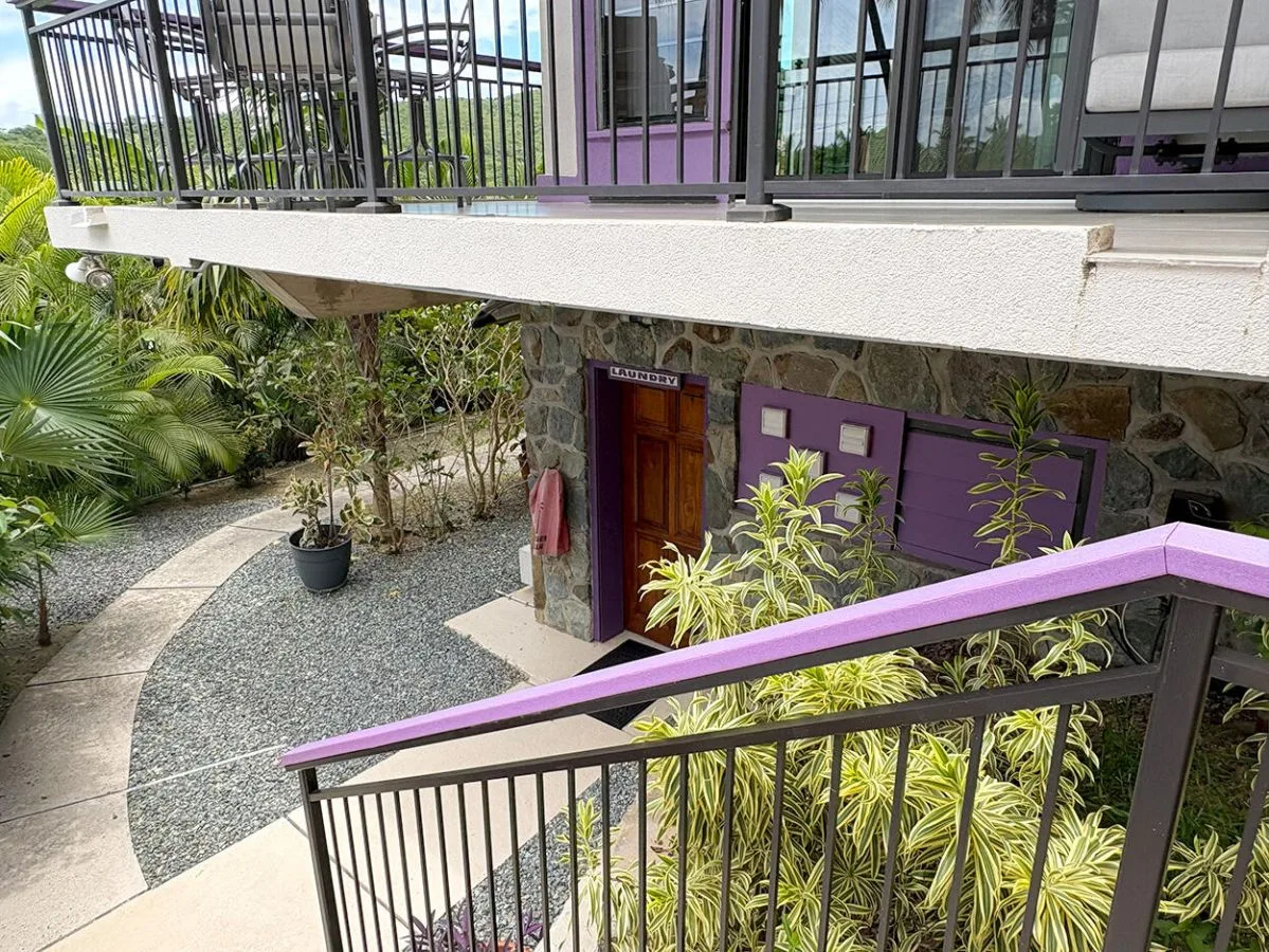Zona común: Un sendero exterior ajardinado pasa junto a la entrada del edificio.