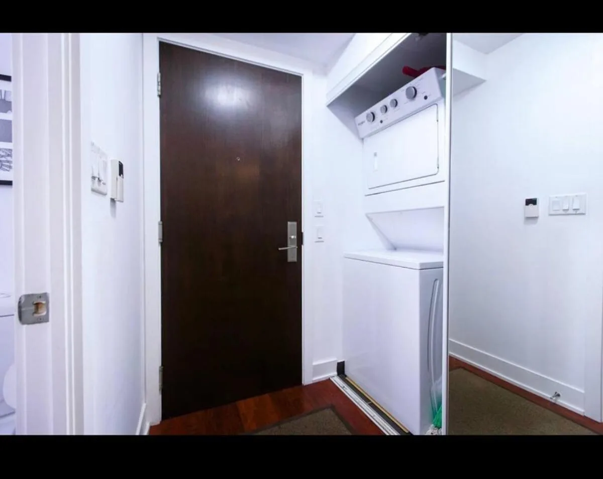 Core Downtown Toronto-8 Sleeper-6 Beds-2 Bathrooms-Washrooms-Free Parking-CN Tower-Ripleys Museum-Blue Jays Stadium-Rogers Centre-Scotia Arena-MTCC-In front-Gym-Pool-Jacuzzi Sauna-Filter Drinking Water-WiFi-Cot