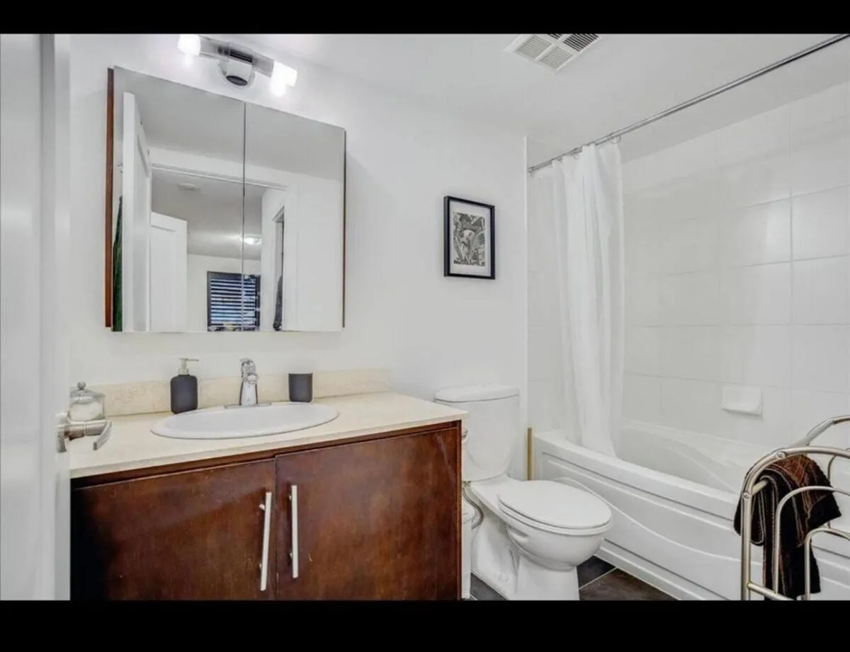 Core Downtown Toronto-8 Sleeper-6 Beds-2 Bathrooms-Washrooms-Free Parking-CN Tower-Ripleys Museum-Blue Jays Stadium-Rogers Centre-Scotia Arena-MTCC-In front-Gym-Pool-Jacuzzi Sauna-Filter Drinking Water-WiFi-Cot