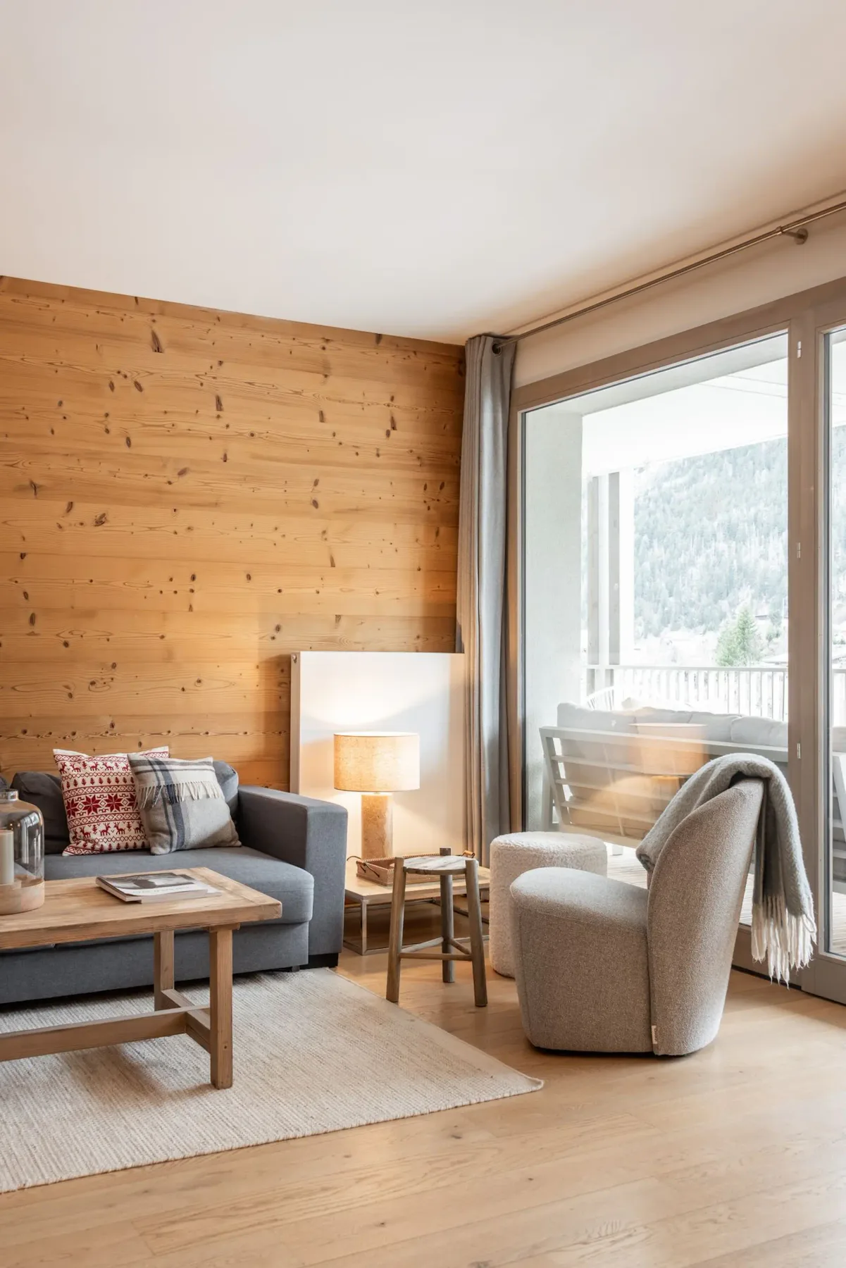 Una sala de estar con asientos junto a una ventana grande.
