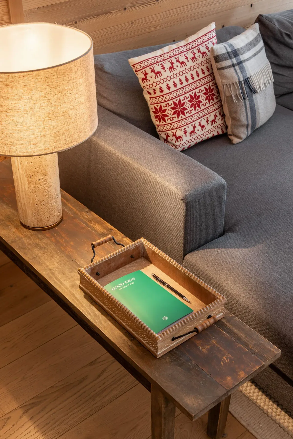 Una zona de estar con una lámpara y una mesa de centro de madera.