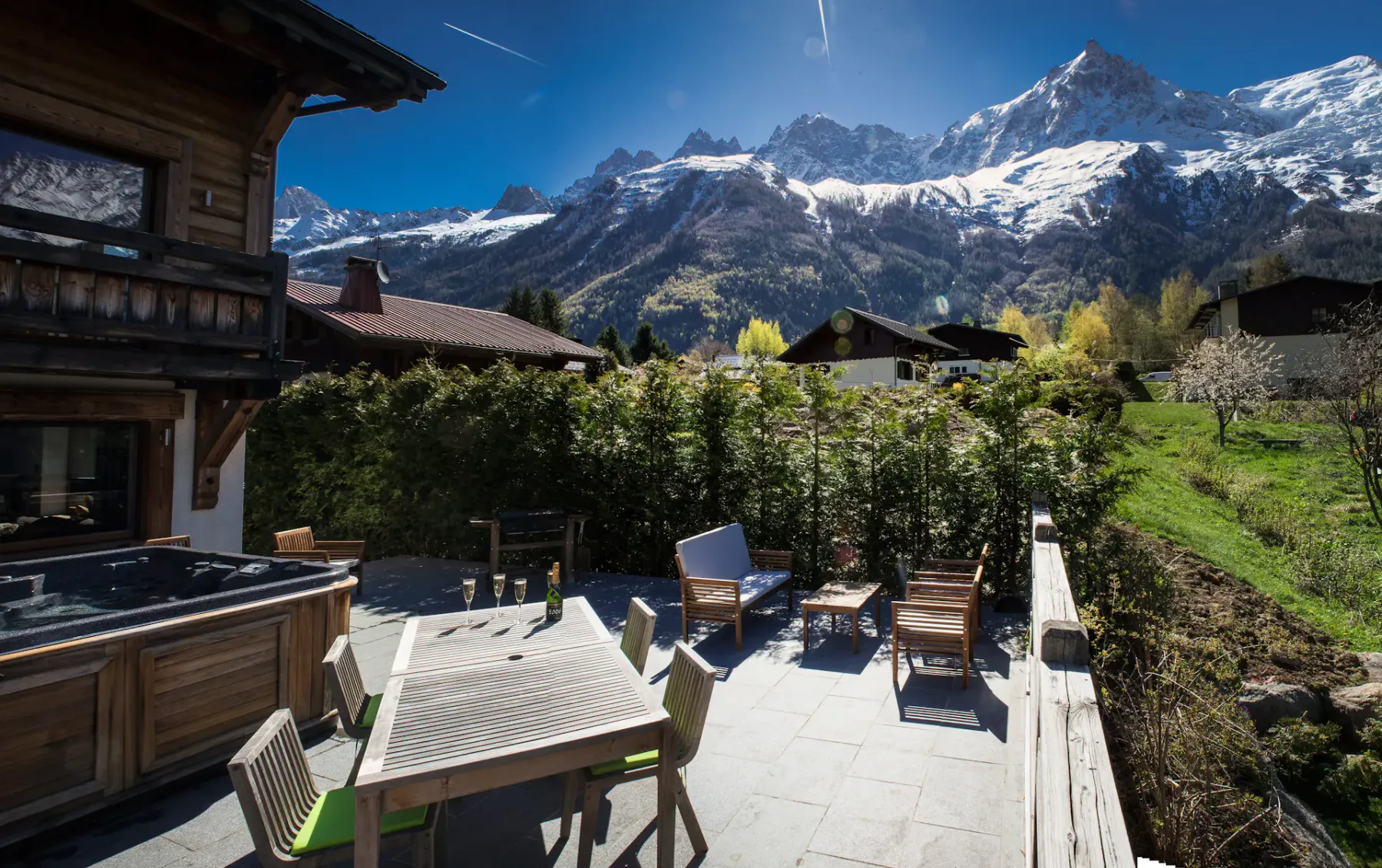 Un patio al aire libre con asientos y picos montañosos al fondo.