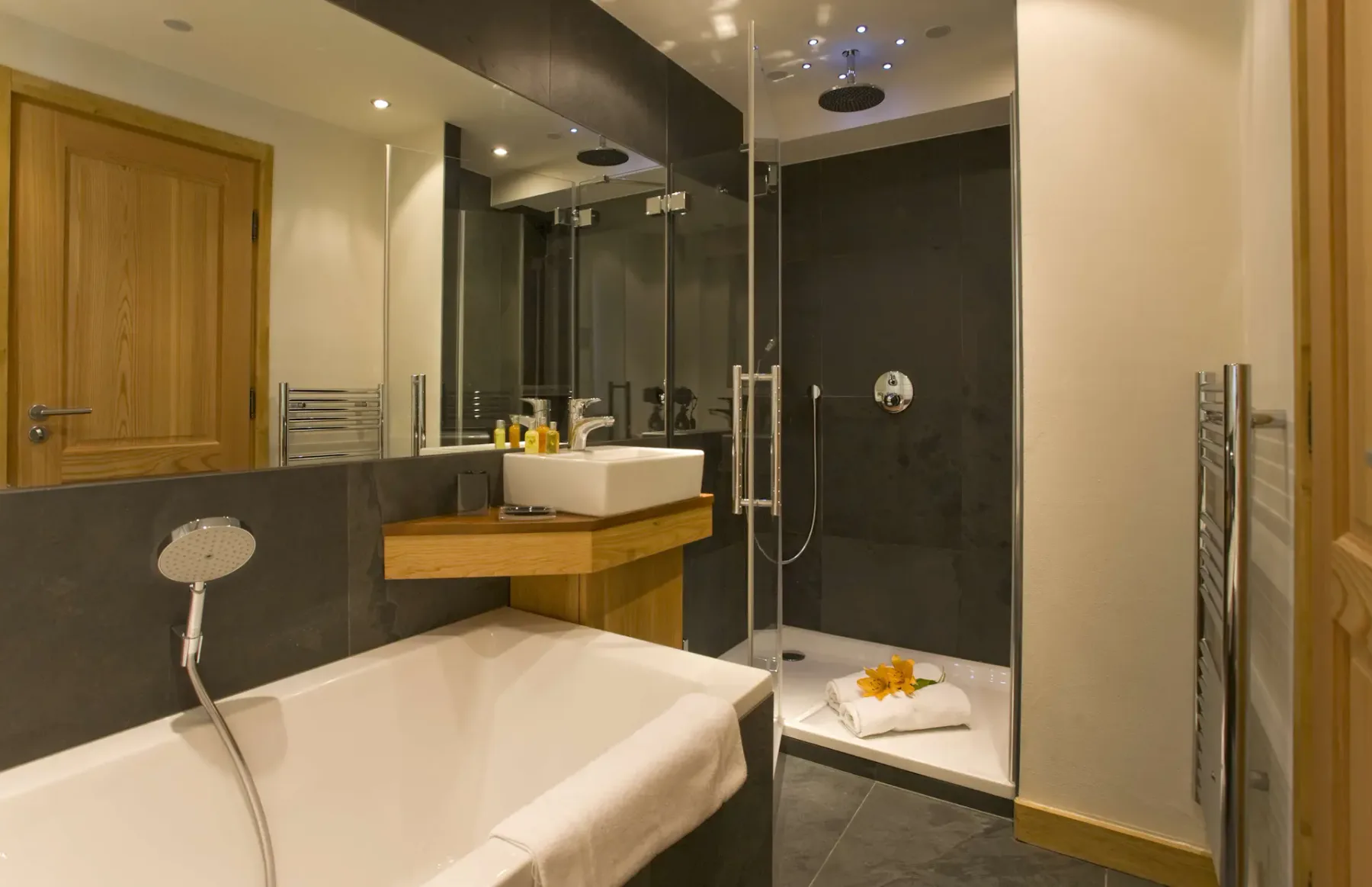 Un baño moderno con bañera, lavabo y ducha de vidrio.