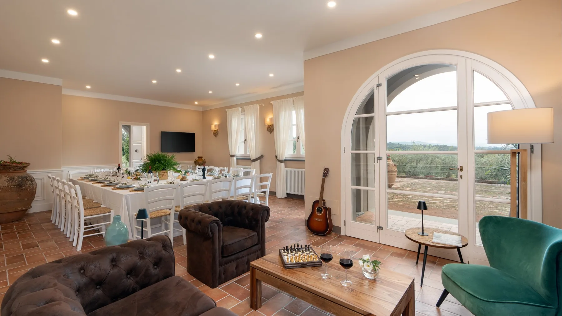 Un luminoso comedor y sala de estar con una mesa larga y asientos.