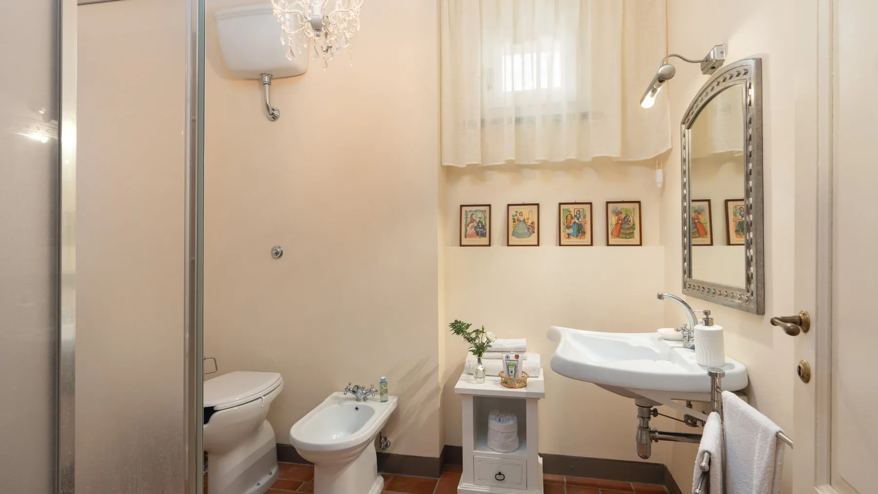 Un baño con ducha, inodoro, bidé y lavabo bajo un espejo.