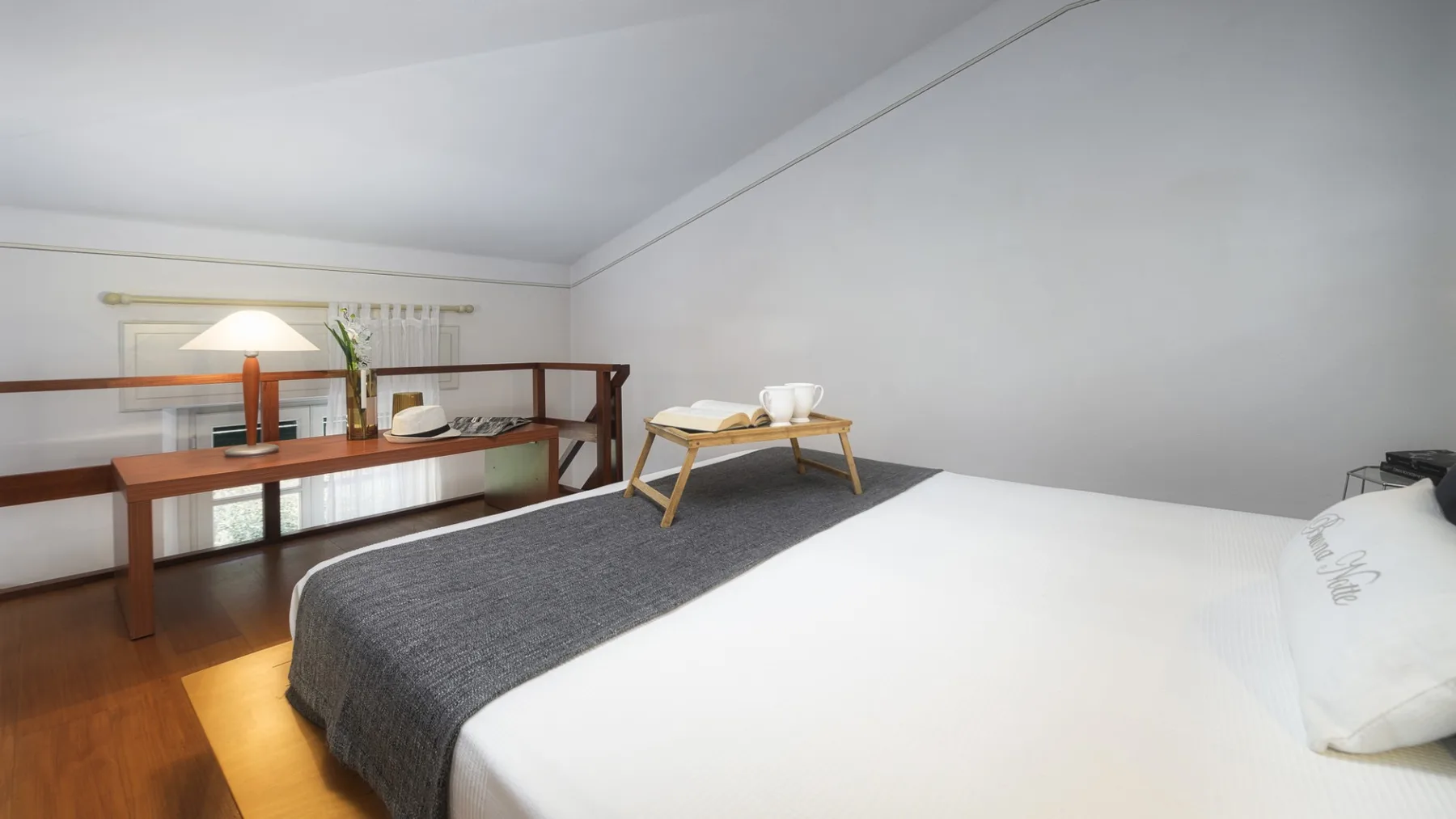 Un dormitorio con una cama y una mesita a su lado.