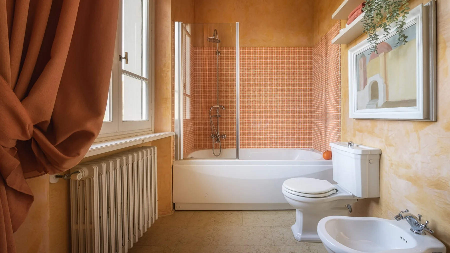 Un baño con bañera, ducha, inodoro y lavabo.