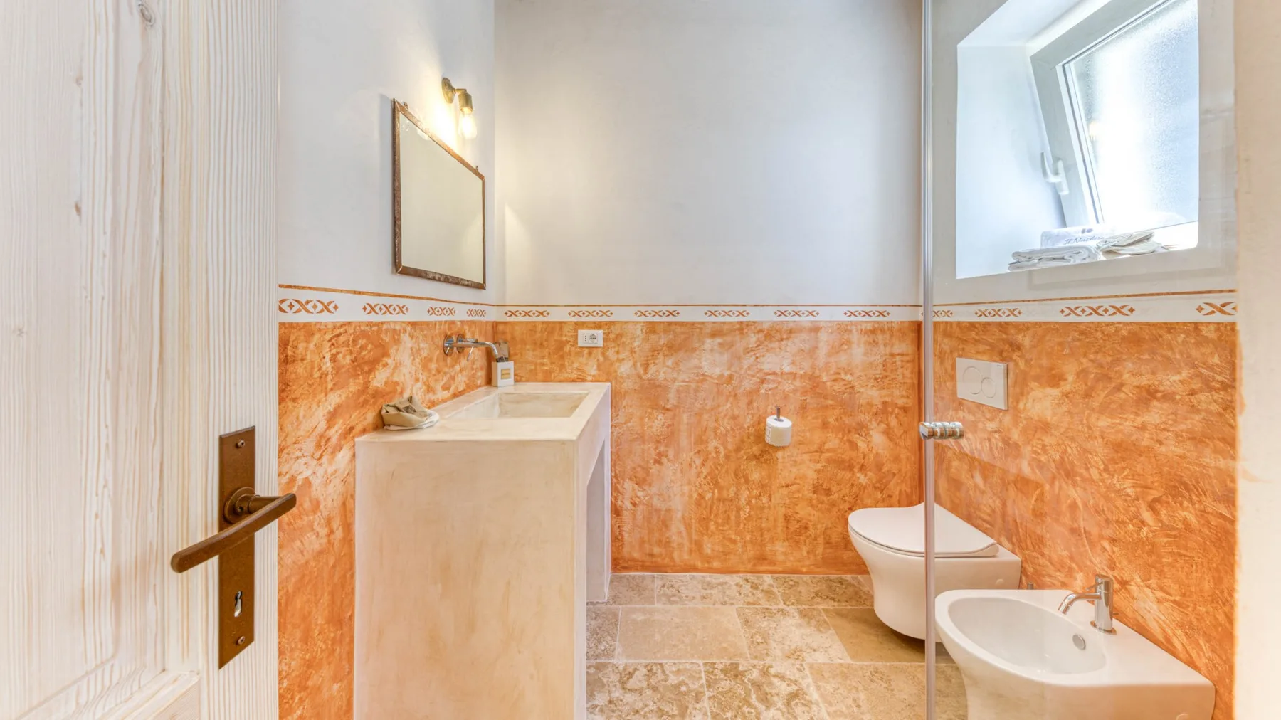 Un baño con lavabo, inodoro y ducha.