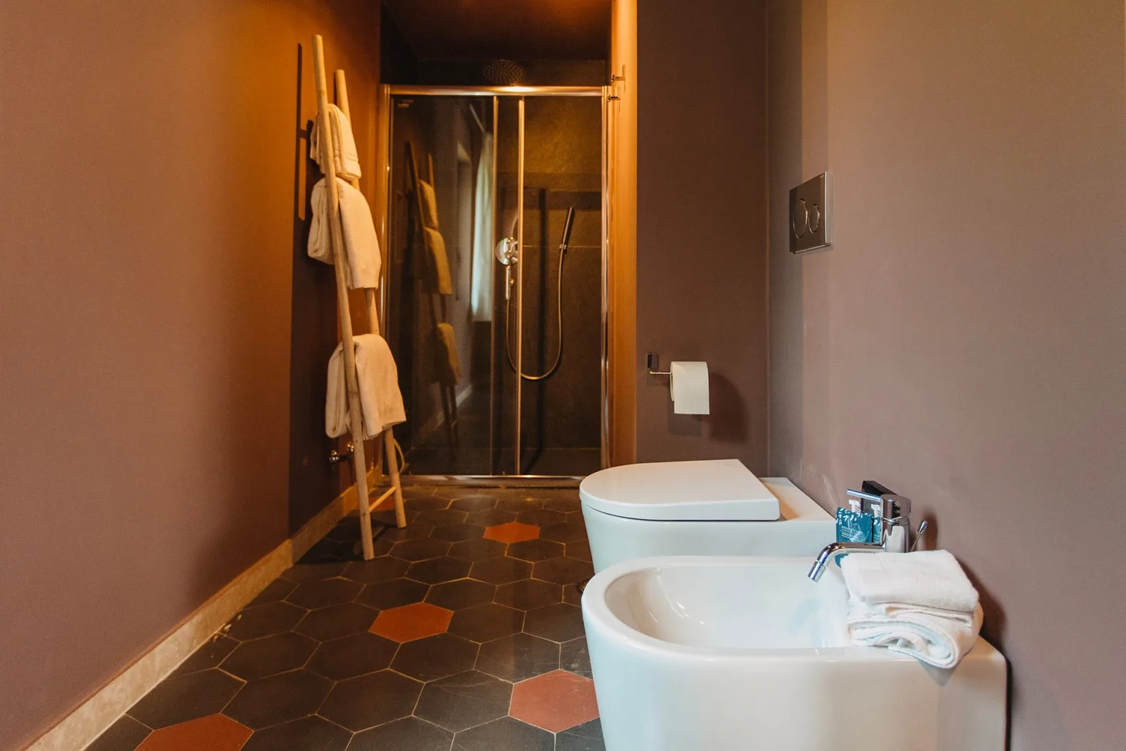 Un baño con bañera, lavabo y una ducha de vidrio al fondo.