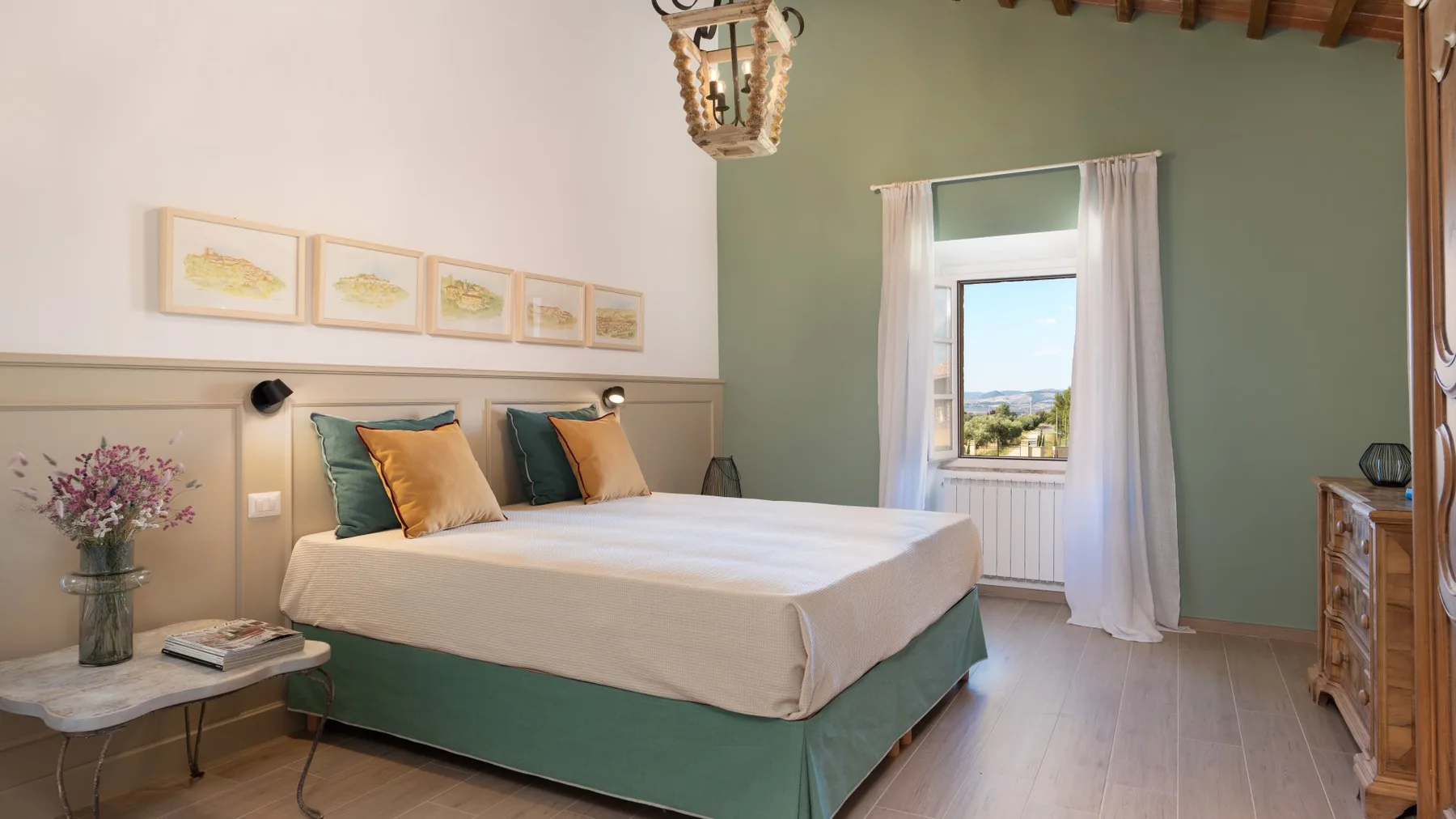 Un dormitorio con una cama bien tendida y una ventana con vistas al paisaje.