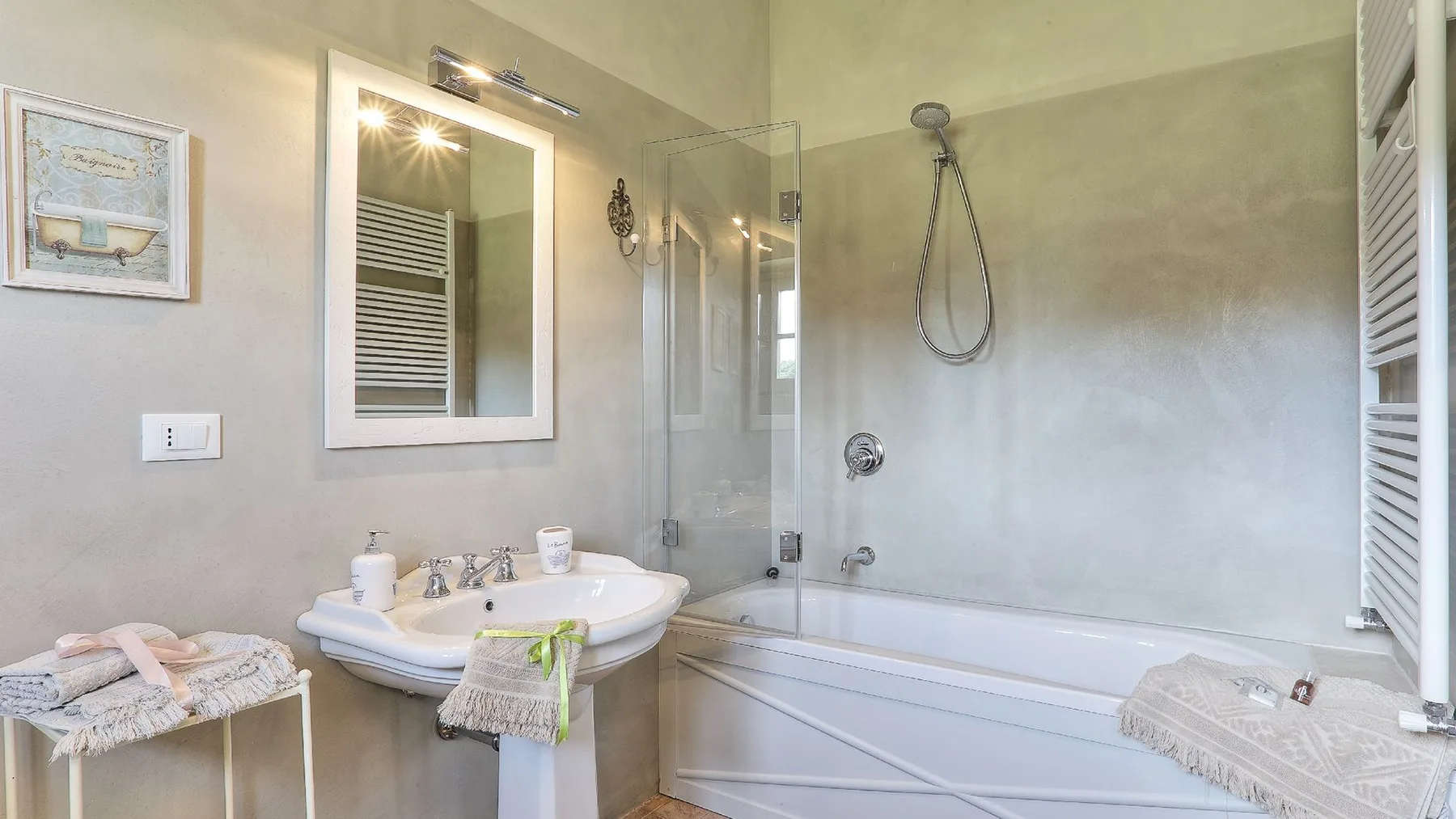 Un baño con bañera, ducha de pared y lavabo.