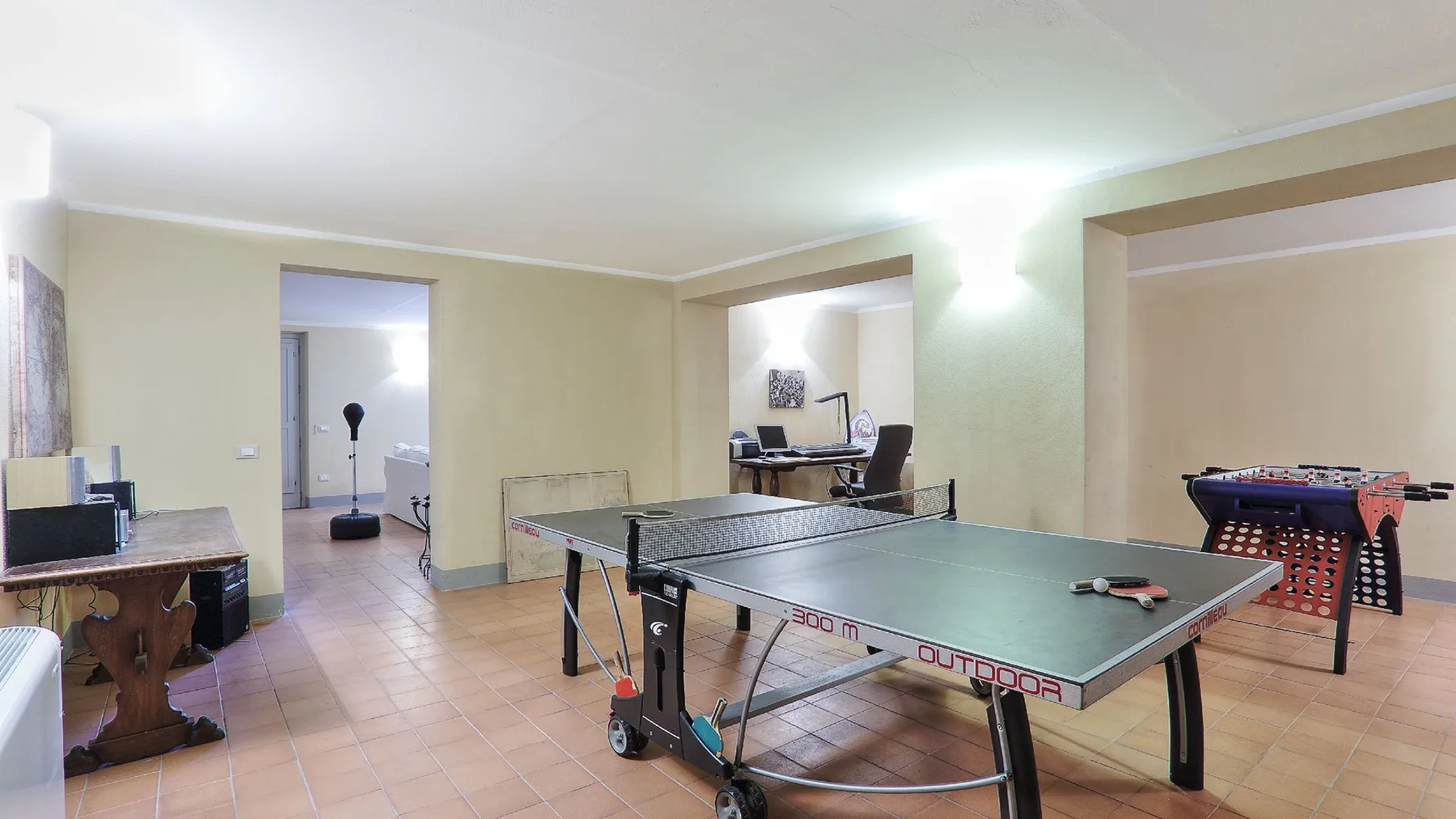 Una sala de recreación cuenta con una mesa de ping-pong y una mesa de futbolín.