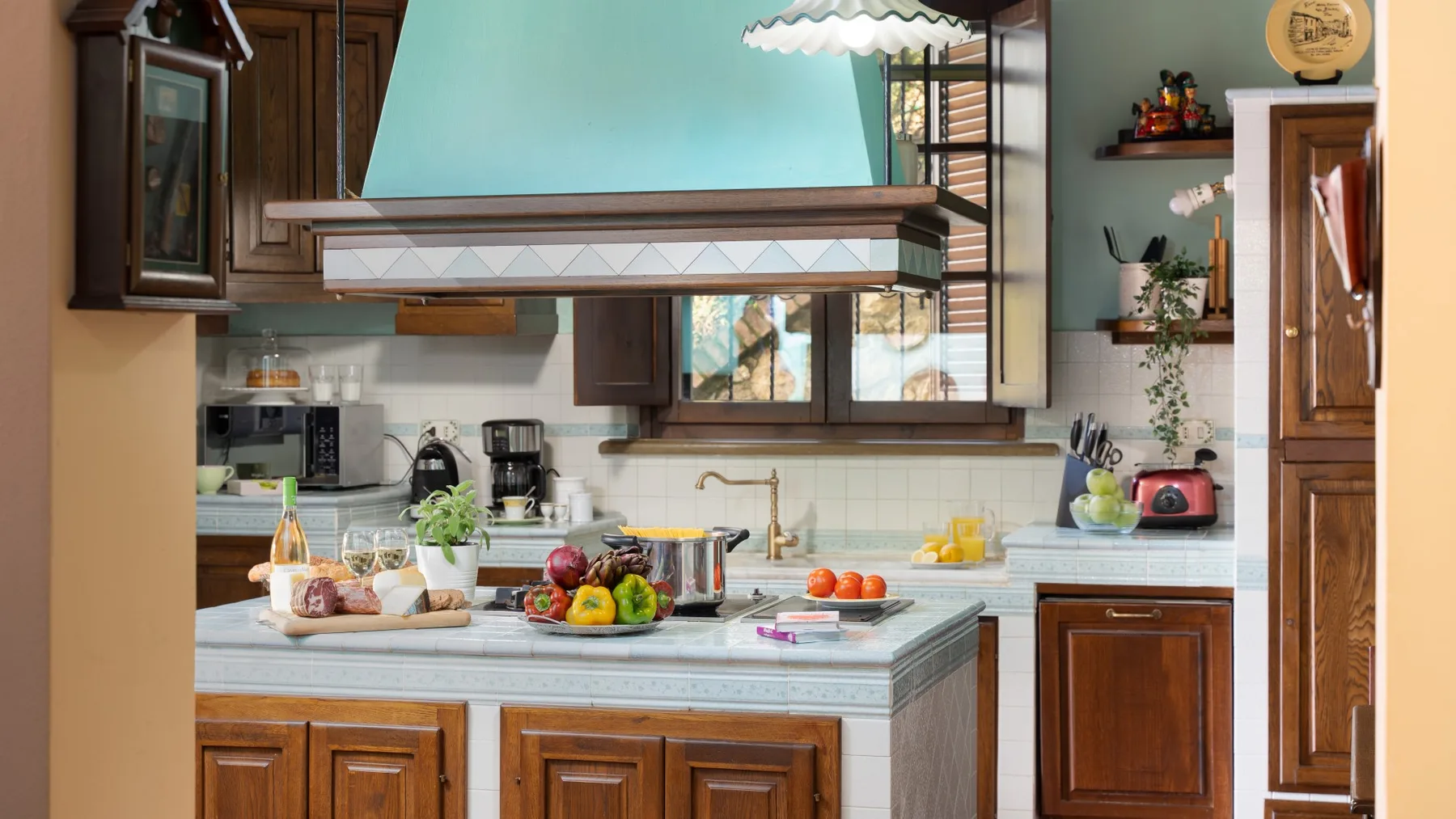Una cocina con gabinetes de madera, una encimera y utensilios de cocina.