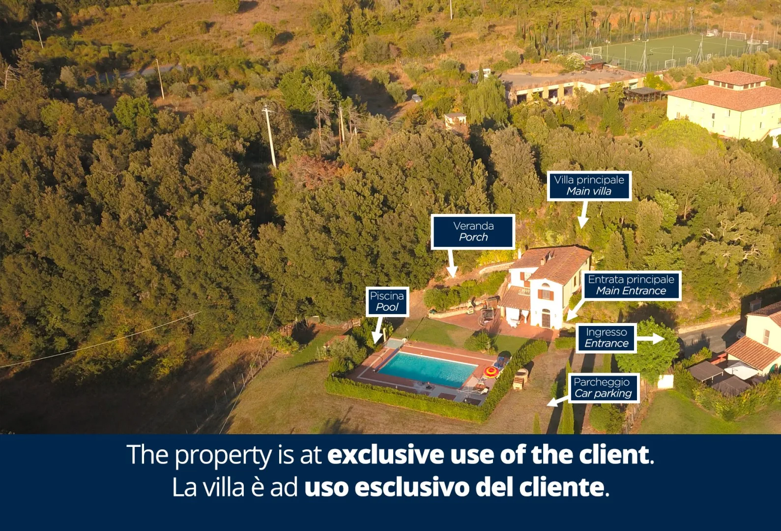 Una vista aérea muestra una villa, una piscina y colinas boscosas alrededor.
