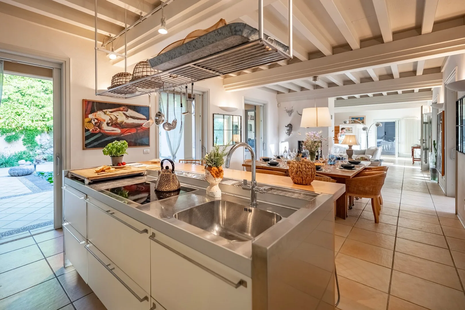 Una cocina y comedor diáfanos y luminosos con una gran isla central.