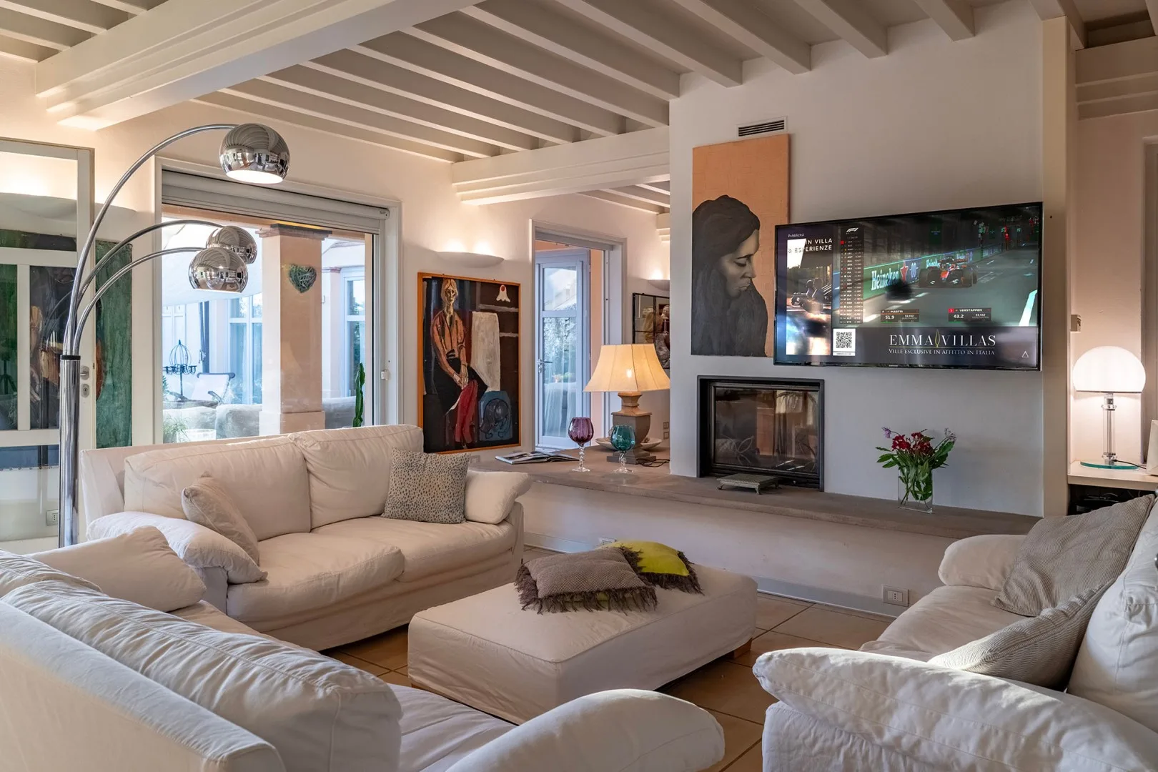 Una sala de estar con asientos alrededor de una chimenea y un televisor.