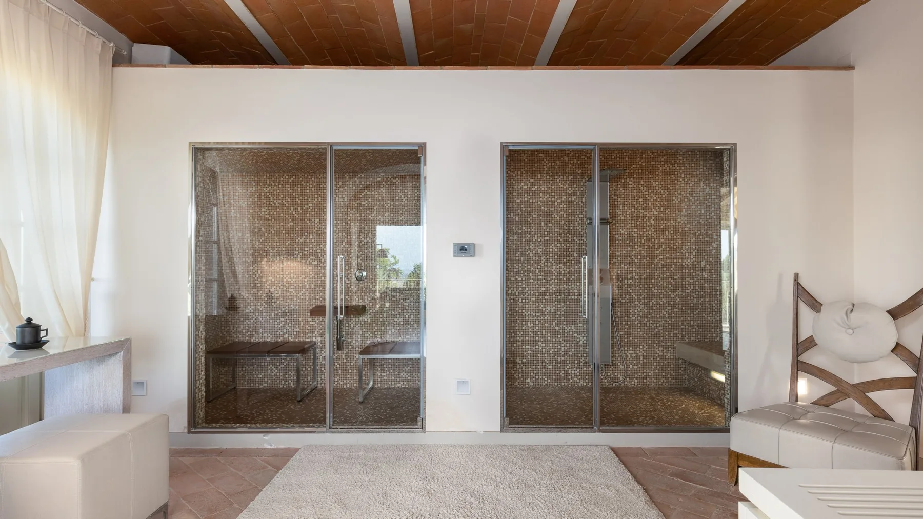 Una sala de estar luminosa con puertas de vidrio y una alfombra clara.
