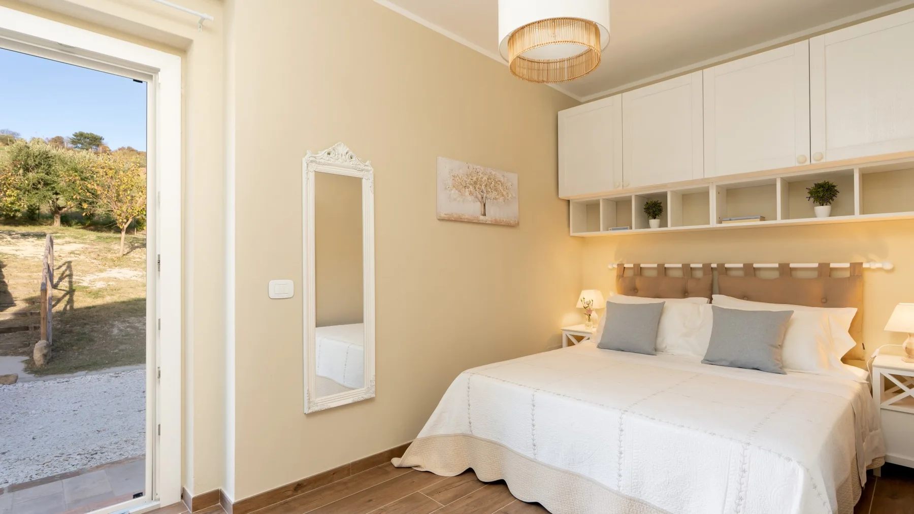 Un dormitorio luminoso con una cama bien hecha y armarios empotrados.