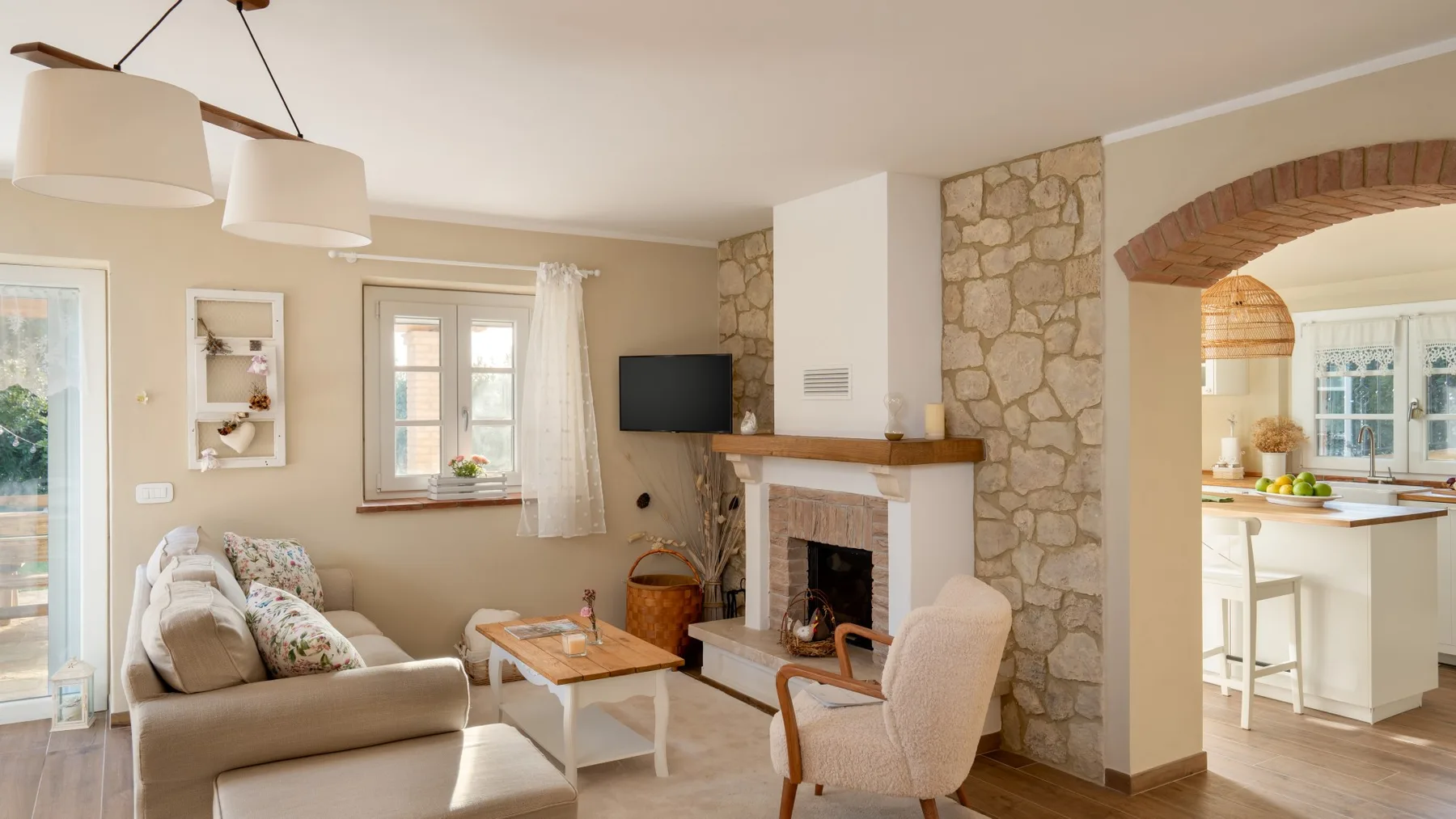 Una sala de estar con asientos alrededor de una chimenea y una pequeña mesa de centro.